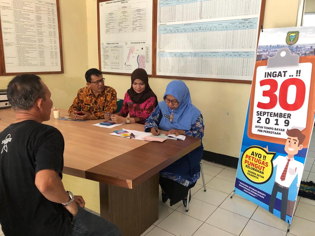 Kegiatan Edukasi dan Sosialisasi Kepada Petugas Pungut Kelurahan.