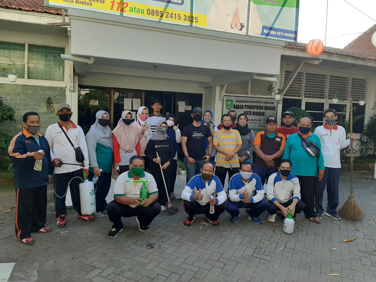 Aksi Penanggulangan Covid-19 dengan melaksanakan Penyemprotan disinfektan dan kerja bakti di kantor Badan Pendapatan Daerah Kota Madiun dan lingkungan sekitar.